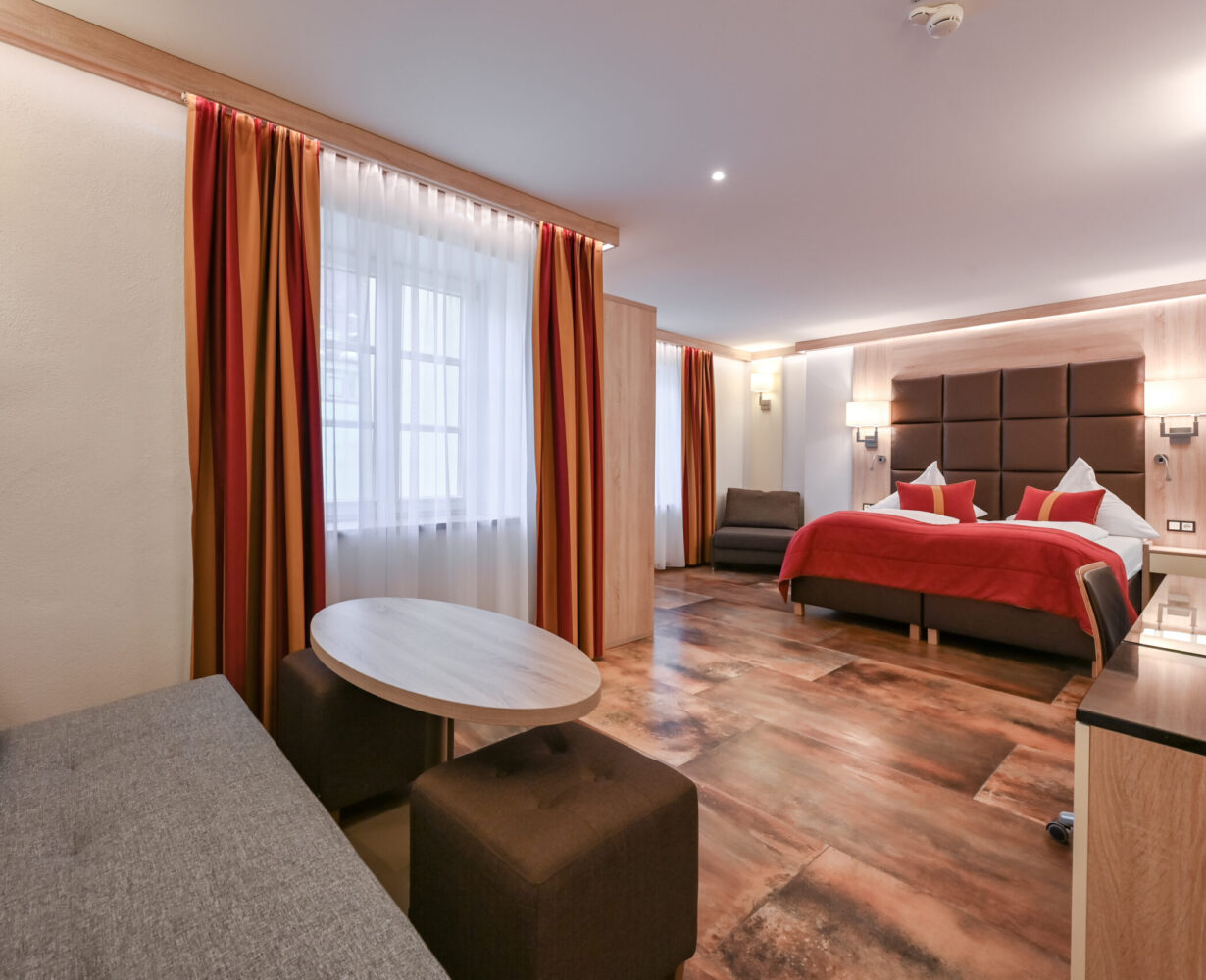 Hotel-Ludwigs-Zi.61-2103-scaled-1230x1000